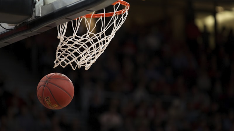 NBA季后赛激烈对抗图片 - 球员上篮得分精彩瞬间